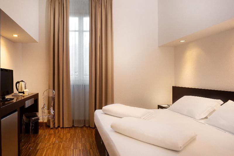 标准间, Astoria Resort