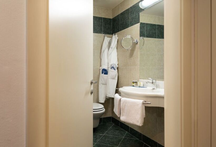 标准间, Astoria Resort