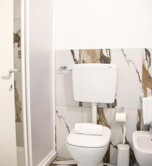 Chambre Triple Standard, Donatello