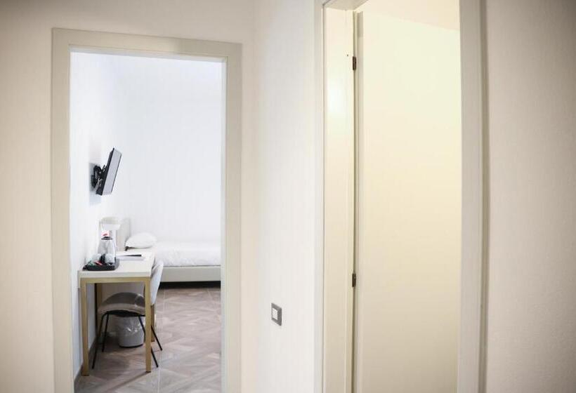 Chambre Triple Standard, Donatello