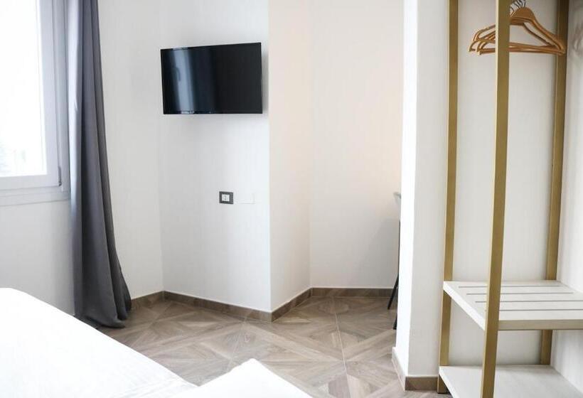 Chambre Familiale, Donatello