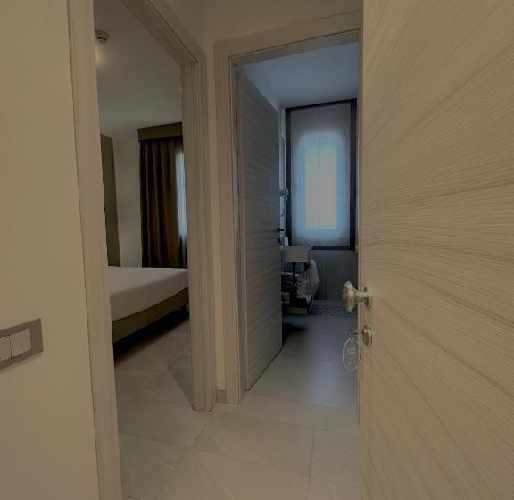 Chambre Deluxe, Donatello