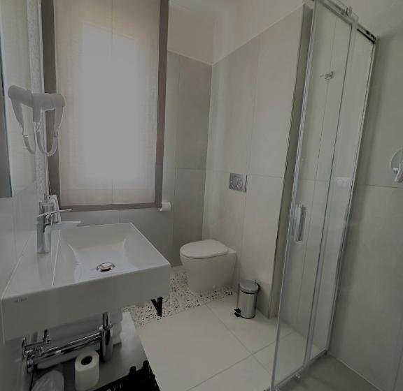 Chambre Deluxe, Donatello