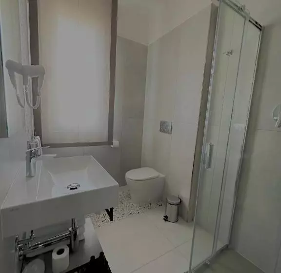 Chambre Deluxe, Donatello