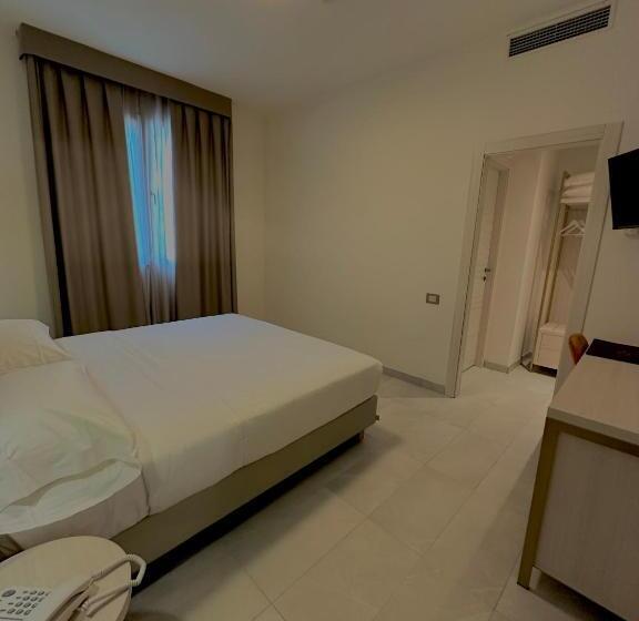 Chambre Deluxe, Donatello