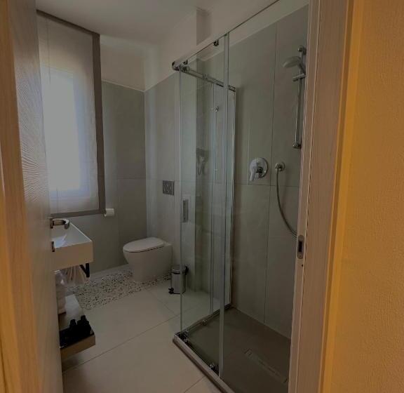 Chambre Deluxe, Donatello