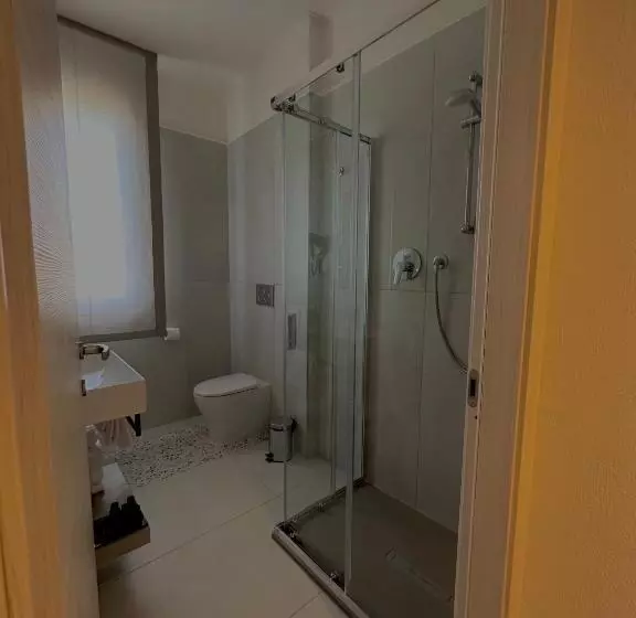Chambre Deluxe, Donatello