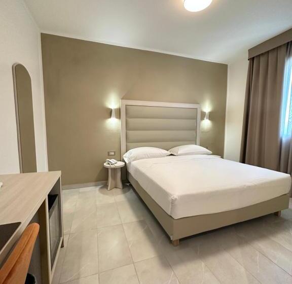 Chambre Deluxe, Donatello