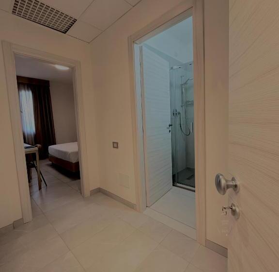 Chambre Deluxe, Donatello