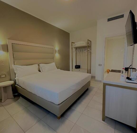 Chambre Deluxe, Donatello