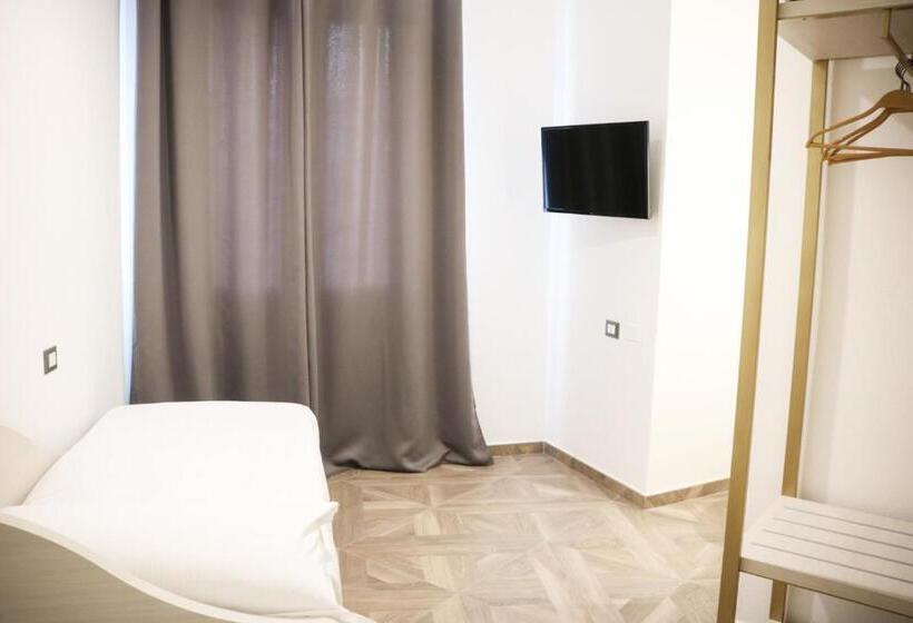 Chambre Familiale, Donatello