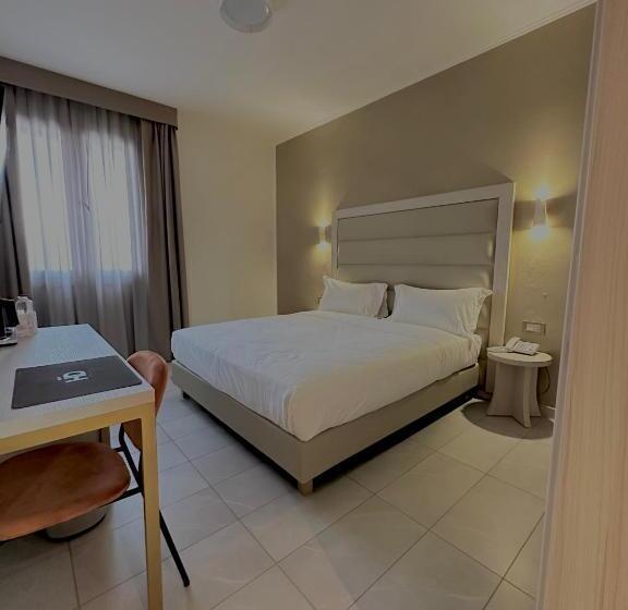 Chambre Deluxe, Donatello