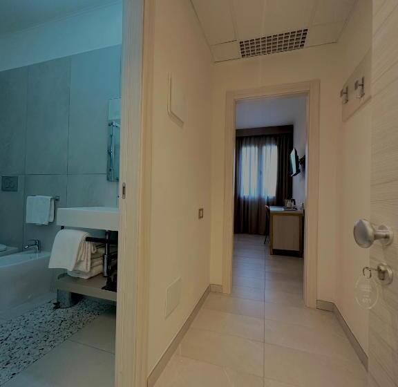 Chambre Deluxe, Donatello