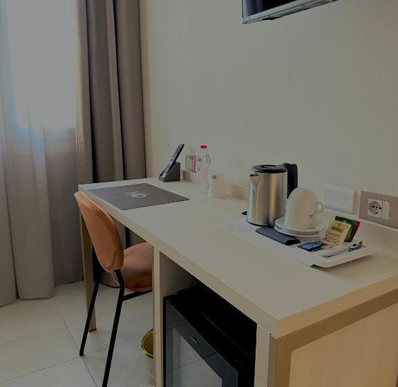 Chambre Deluxe, Donatello