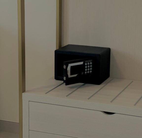 Chambre Deluxe, Donatello