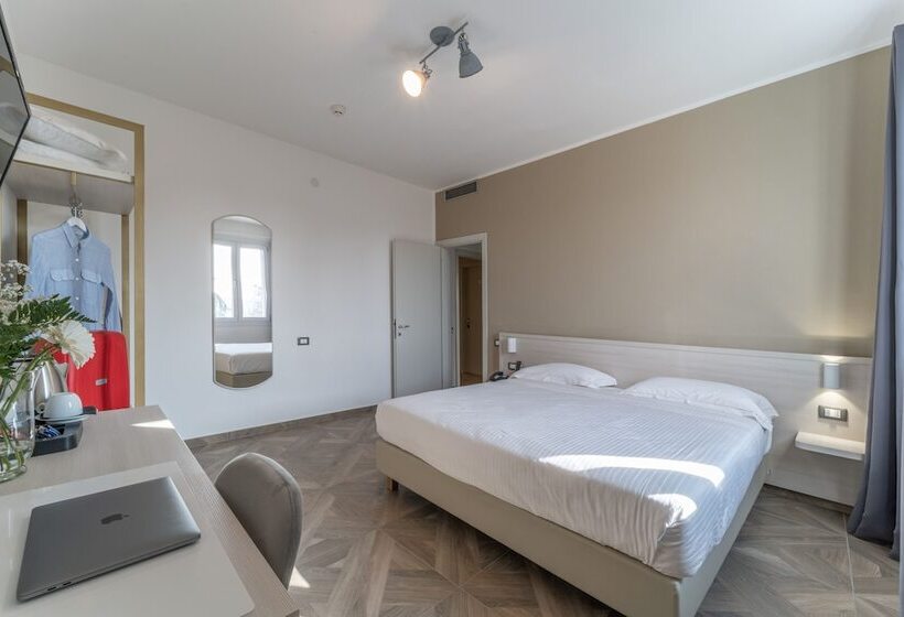 Chambre Deluxe, Donatello