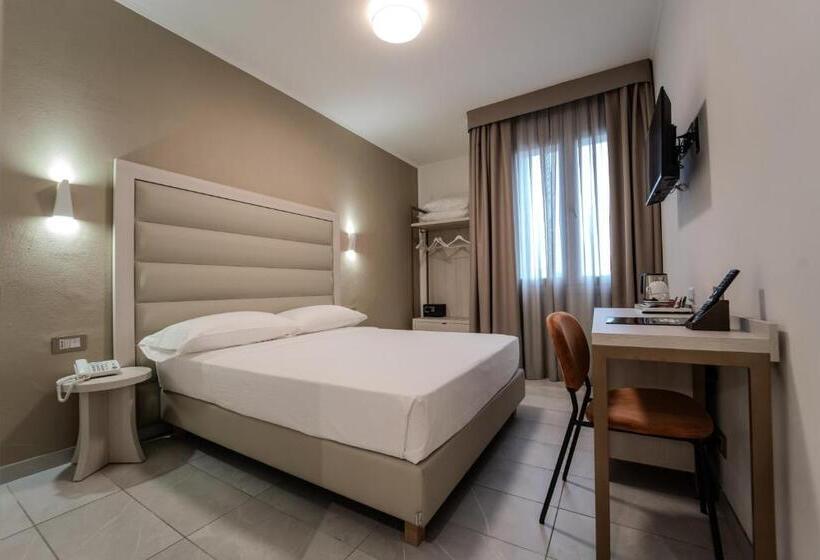 Chambre Deluxe, Donatello