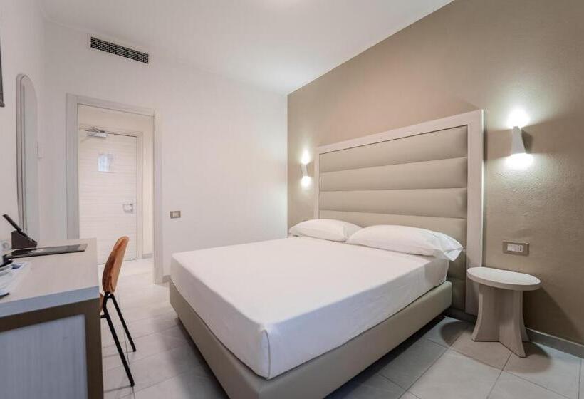 Chambre Deluxe, Donatello