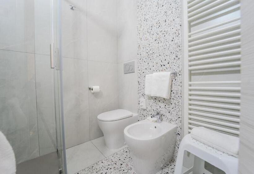 Chambre Deluxe, Donatello