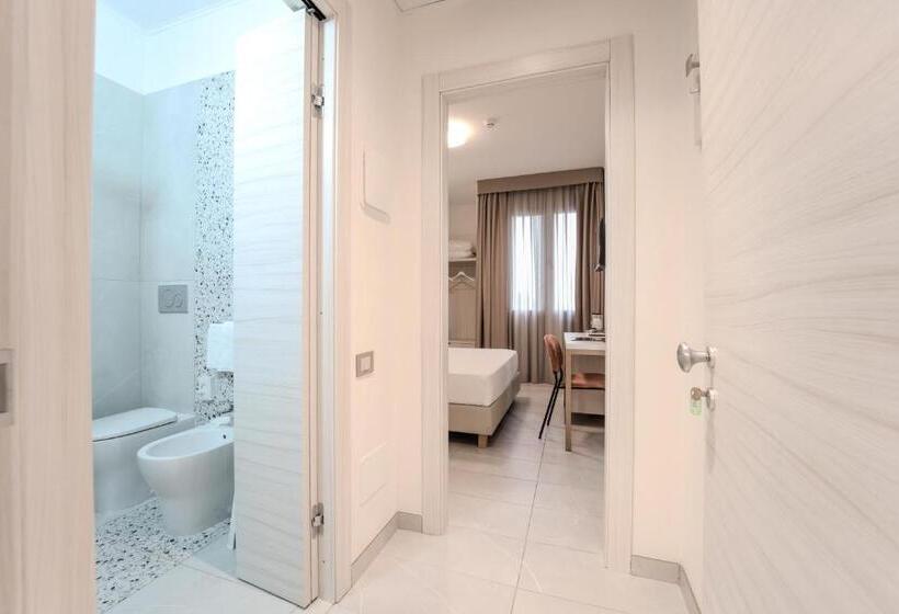 Chambre Deluxe, Donatello