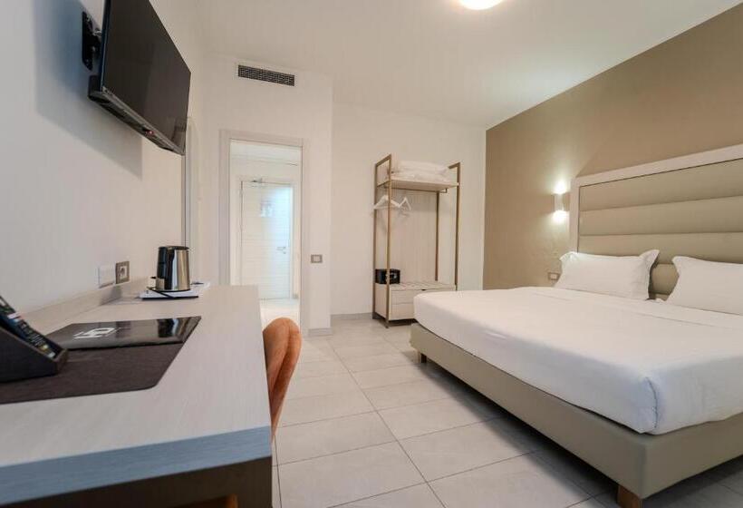 Chambre Deluxe, Donatello