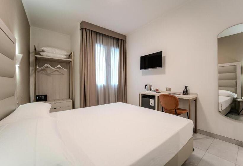 Chambre Deluxe, Donatello