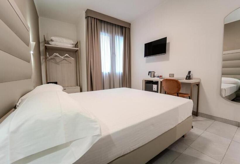 Chambre Deluxe, Donatello