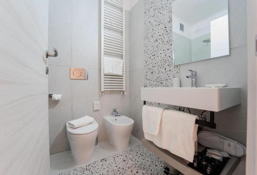 Chambre Deluxe, Donatello