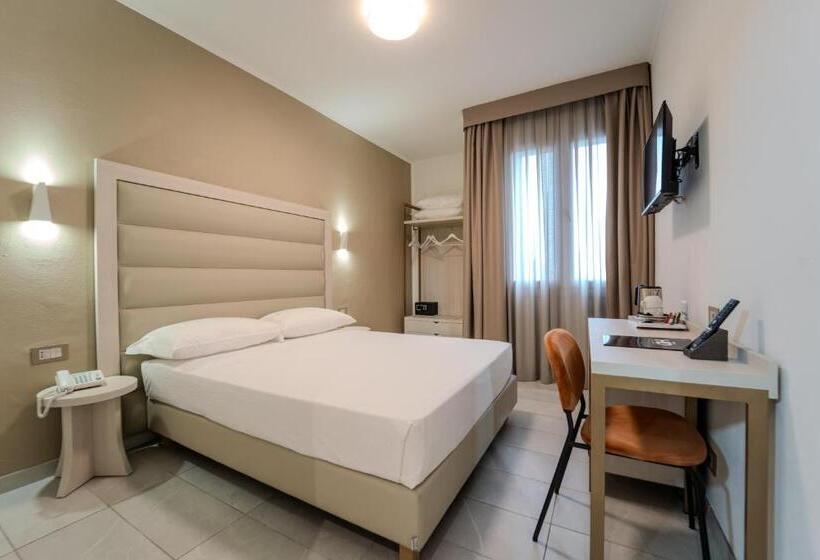 Chambre Deluxe, Donatello