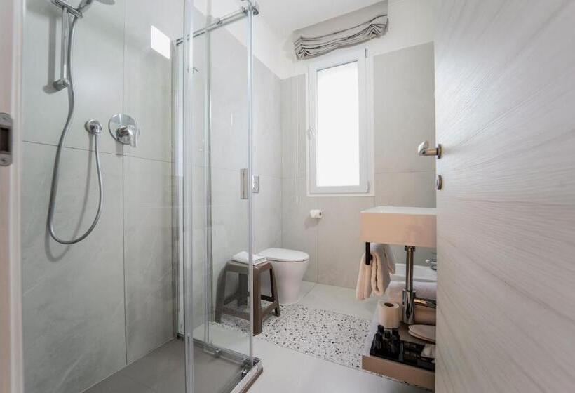 Chambre Deluxe, Donatello