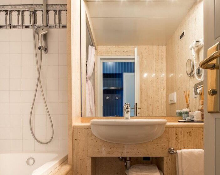 חדר משפחתי, Grande Albergo Roma