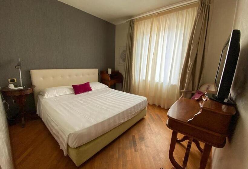 סוויטת ג'וניור נוף לים, Joseph