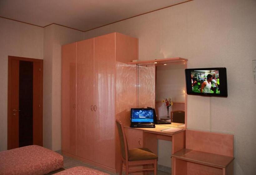 חדר סטנדרט לשלושה, Lanterna