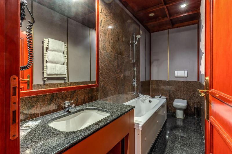 חדר סטנדרט לשלושה, Madison