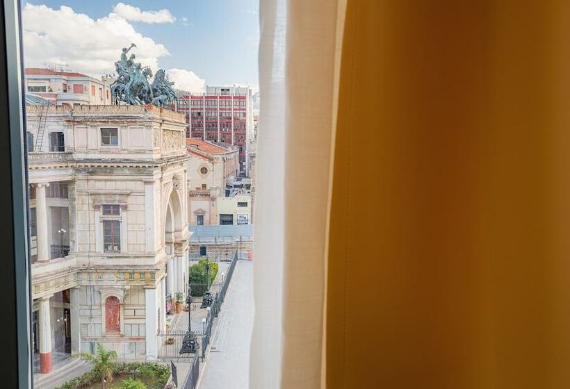 高级大房间, Politeama