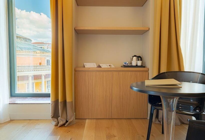 高级大房间, Politeama