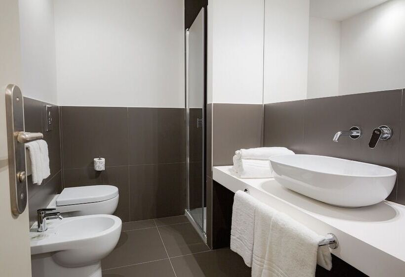 标准三人间, Politeama