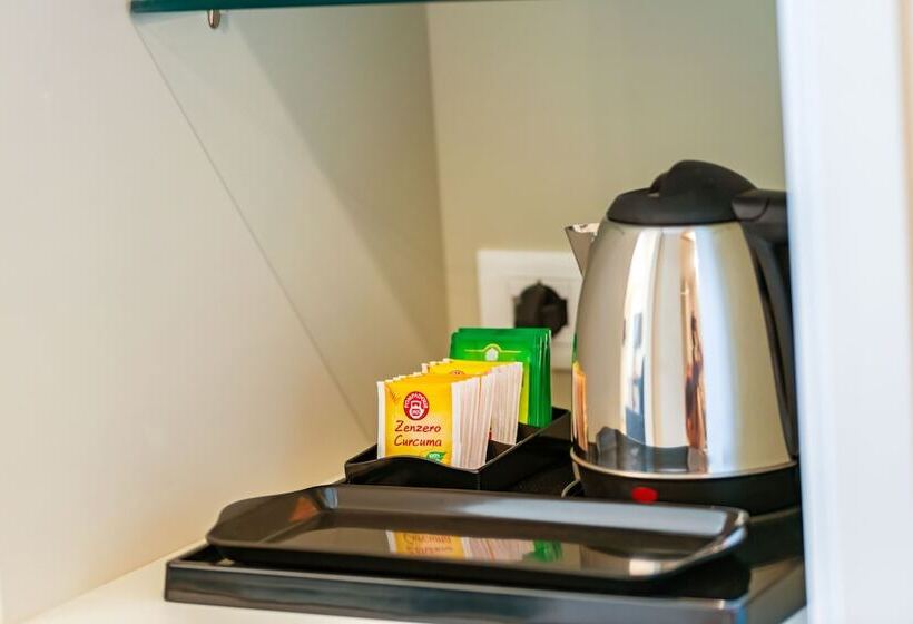 标准三人间, Politeama