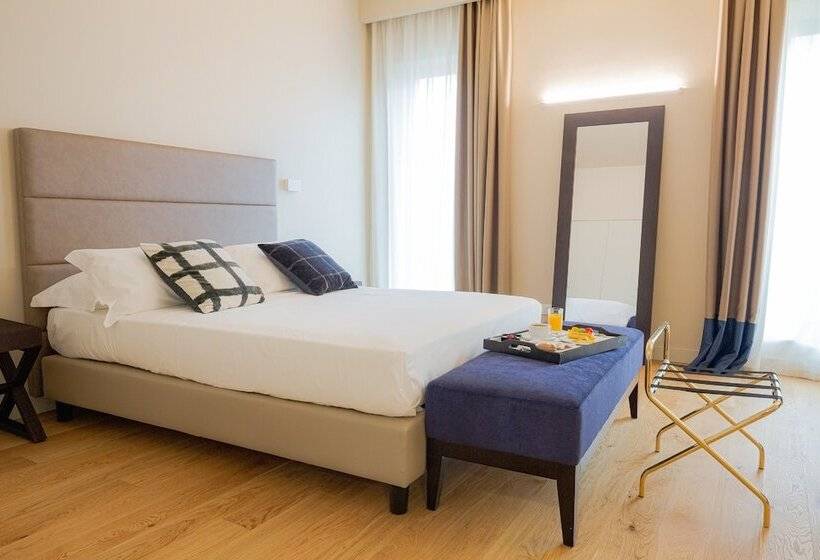 标准三人间, Politeama