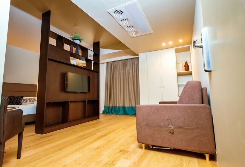 家庭间, Politeama