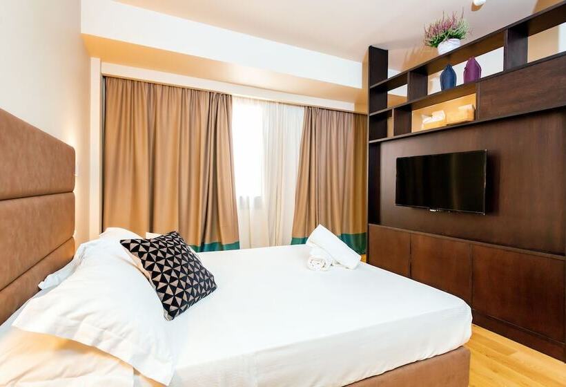 家庭间, Politeama