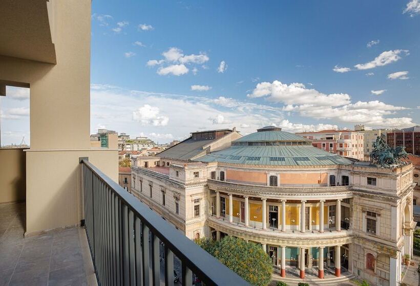 带露台的套间, Politeama