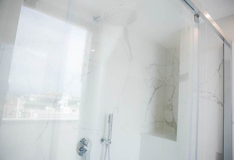 带露台的套间, Politeama