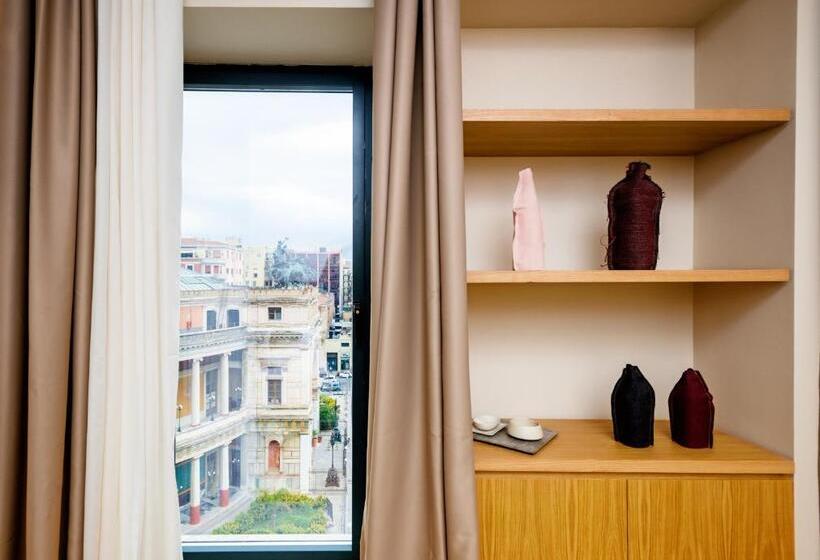 高级大房间, Politeama