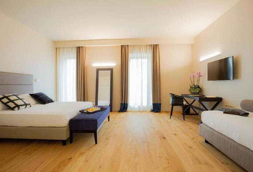 标准三人间, Politeama