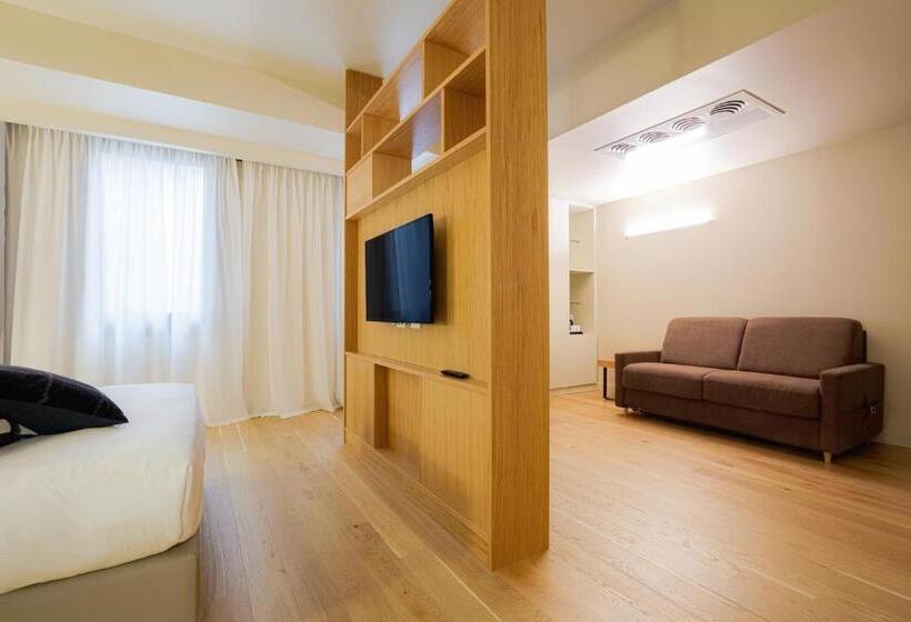 家庭间, Politeama