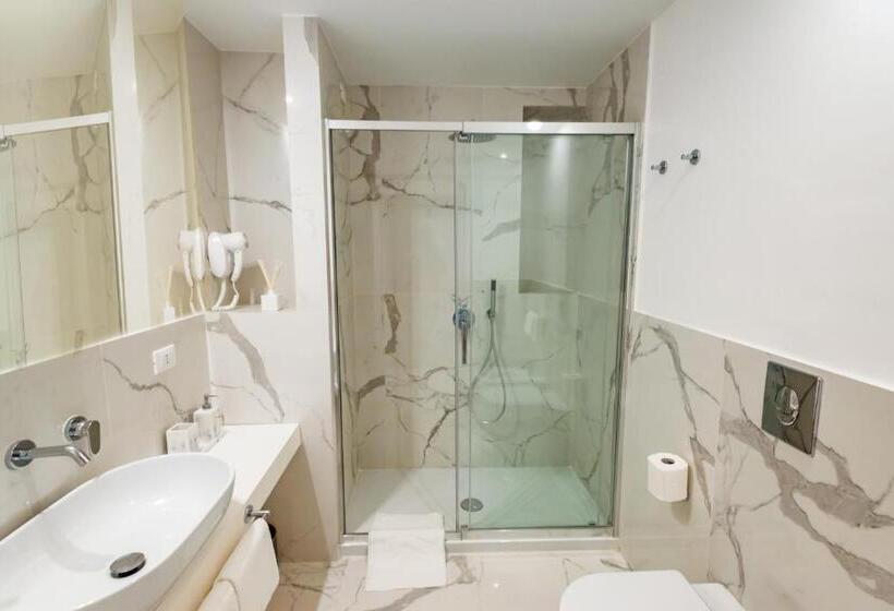 家庭间, Politeama