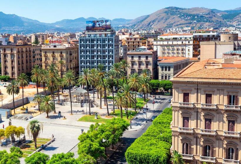 带露台的套间, Politeama