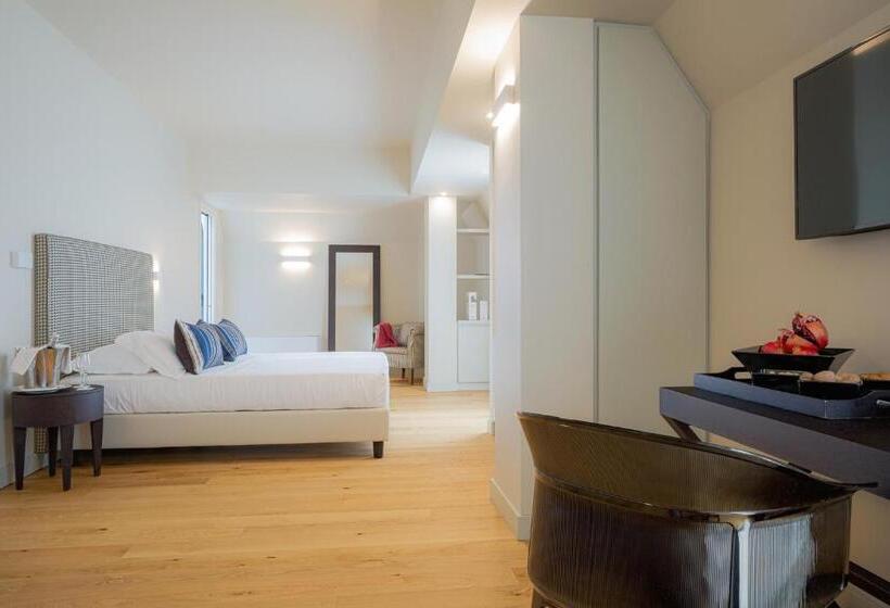 带露台的套间, Politeama