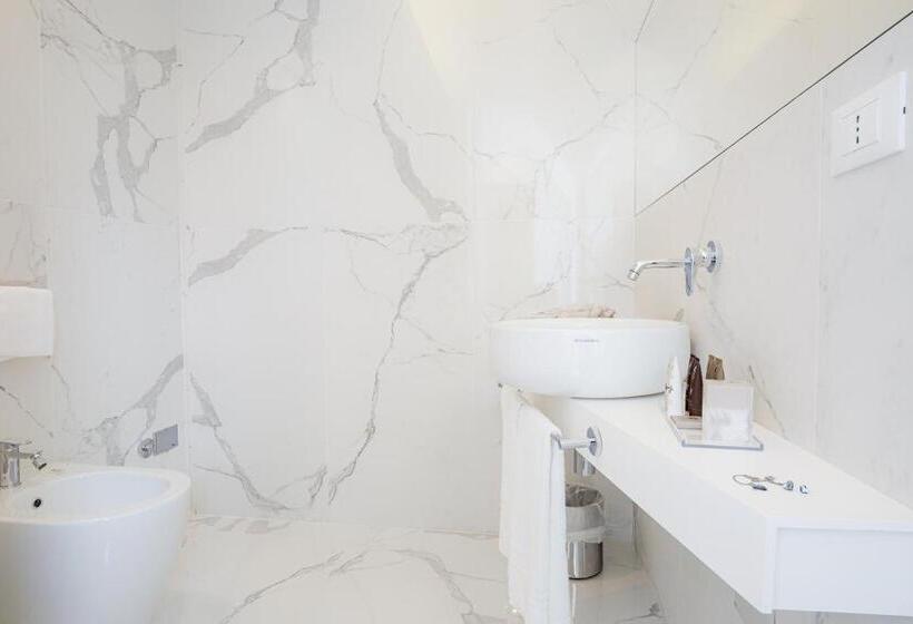 带露台的套间, Politeama